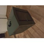 Přepravní box pro menšího loveckého psa.